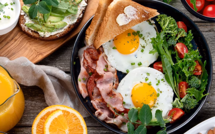 Desayuno equilibrado con alimentos ricos en proteína, ilustración para una nota sobre nutrición adolescente.