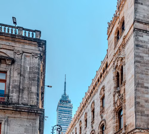 Calle peatonal de una zona céntrica con edificios históricos y peatones; foto ilustrativa, no necesariamente tomada en el Centro Histórico de la Ciudad de México.