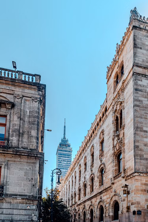 Calle peatonal de una zona céntrica con edificios históricos y peatones; foto ilustrativa, no necesariamente tomada en el Centro Histórico de la Ciudad de México.