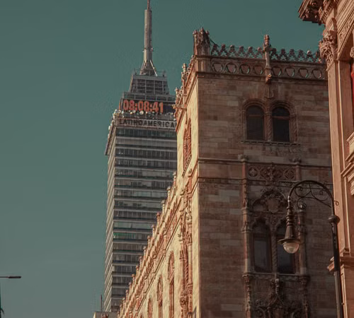 Edificios de la Ciudad de México sobre distintos tipos de suelo, ilustración para explicar cómo el terreno puede influir en la percepción de un sismo.