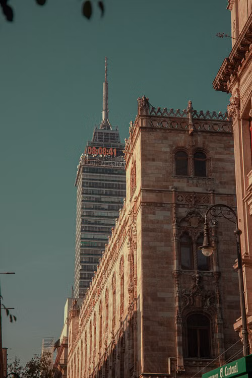 Edificios de la Ciudad de México sobre distintos tipos de suelo, ilustración para explicar cómo el terreno puede influir en la percepción de un sismo.