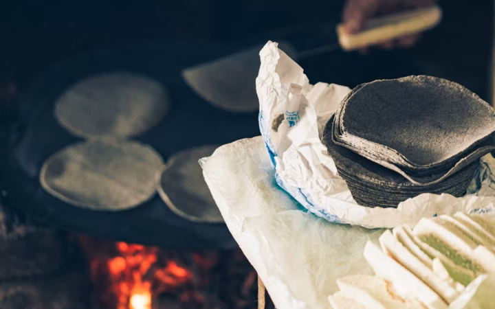 Detalle de masa de maíz en preparación; imagen ilustrativa sobre el proceso de nixtamal y tortilla.