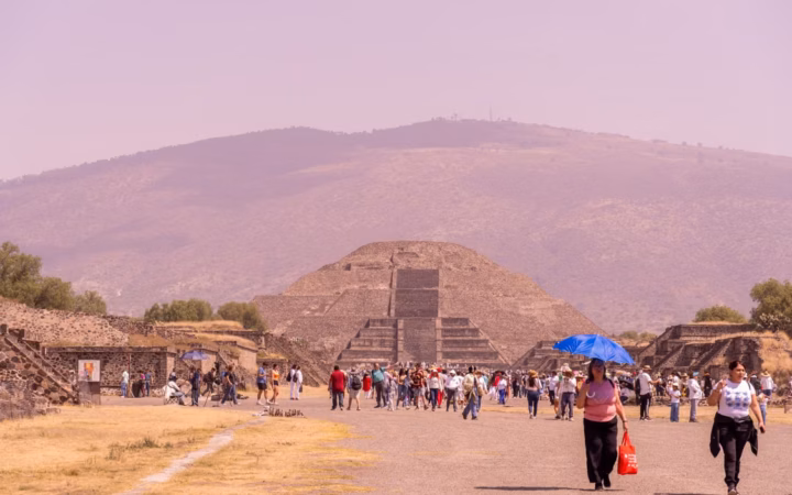 Vista panorámica de una pirámide y el paisaje arqueológico de Teotihuacán.