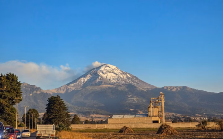 Vista de montañas y un volcán al fondo en el corredor México-Puebla.