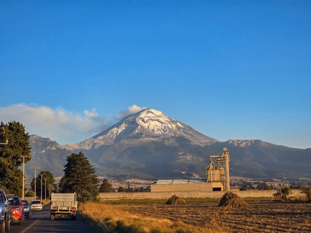 Vista de montañas y un volcán al fondo en el corredor México-Puebla.