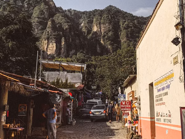 Vista de una calle de Tepoztlán, Morelos, con construcciones y vegetación del entorno.