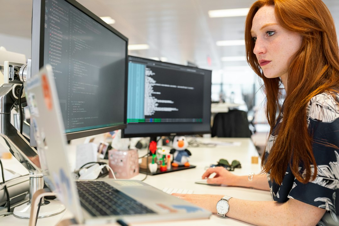 Trabajadora frente a una computadora, imagen ilustrativa sobre inteligencia artificial y productividad laboral
